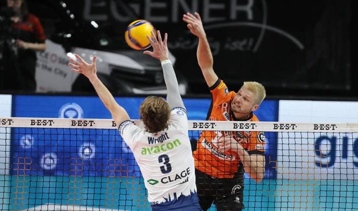 Ruben Schott im Angriff, Michael Wright Zweikampf Spielszene Aktion Volleyball Bundesliga Herren Play Off Finale 3. Spiel Saison 2024 2025 03.05.2025 BR Volleys Berlin BRV vs SVG Lüneburg