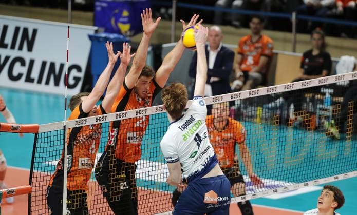 Oskar Espeland im Angriff, Johannes Tille, Tobias Krick Zweikampf Spielszene Aktion Volleyball Bundesliga Herren Play Off Finale 3. Spiel Saison 2024 2025 03.05.2025 BR Volleys Berlin BRV vs SVG Lüneburg