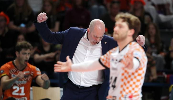 Trainer Joel Banks, Kyle Dagostino jubelt Freude Emotion Jubel Volleyball Bundesliga Herren Play Off Finale 3. Spiel Saison 2024 2025 03.05.2025 BR Volleys Berlin BRV vs SVG Lüneburg