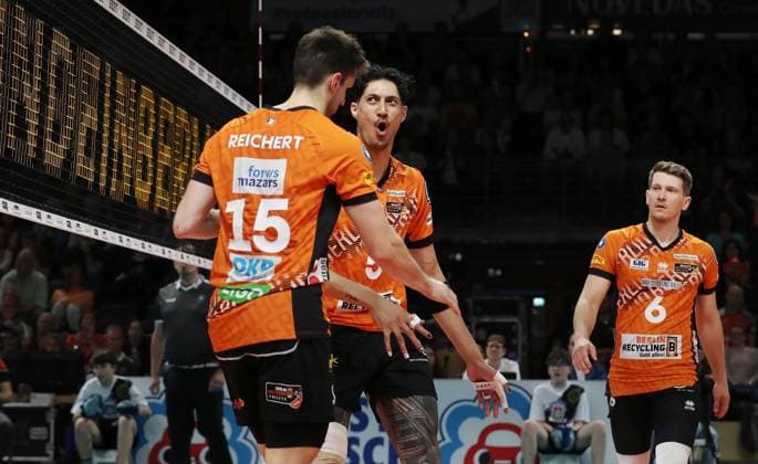 Moritz Reichert jubelt mit Nehemiah Mote, Johannes Tille Freude Emotion Jubel Volleyball Bundesliga Herren Play Off Finale 3. Spiel Saison 2024 2025 03.05.2025 BR Volleys Berlin BRV vs SVG Lüneburg