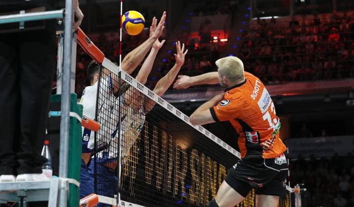 Ruben Schott im Angriff Zweikampf Spielszene Aktion Volleyball Bundesliga Herren Play Off Finale 3. Spiel Saison 2024 2025 03.05.2025 BR Volleys Berlin BRV vs SVG Lüneburg