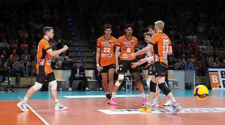 BR Volleys jubeln nach 2:0 Satzgewinn Volleyball Bundesliga Herren Play Off Finale 3. Spiel Saison 2024 2025 03.05.2025 BR Volleys Berlin BRV vs SVG Lüneburg