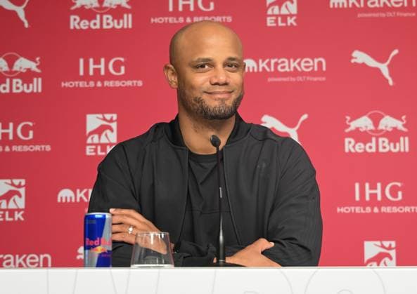 Sport Themen der Woche KW18 Sport Bilder des Tages 03.05.2025, xsltx, Fussball 1.Bundesliga, RB Leipzig - FC Bayern Muenchen v.l. Vincent Kompany (Trainer FC Bayern München) (DFL DFB REGULATIONS PROHIBIT ANY USE OF PHOTOGRAPHS as IMAGE SEQUENCES and or QUASI-VIDEO) *** 03 05 2025, xsltx, Soccer 1 Bundesliga, RB Leipzig FC Bayern Muenchen v l Vincent Kompany Trainer FC Bayern München DFL DFB REGULATIONS PROHIBIT ANY USE OF PHOTOGRAPHS as IMAGE SEQUENCES and or QUASI VIDEO