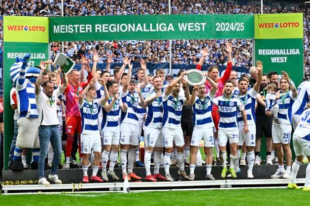 Sport Themen der Woche KW18 Sport Bilder des Tages GER, Regionalliga West, MSV Duisburg vs. Wuppertaler SV 05.04.2025 Duisburg, Schauinsland-Reisen-Arena, GER, Regionalliga West, MSV Duisburg vs. Wuppertaler SV DFB- Regionalliga West regulations prohibit any use of photographs as image sequences and or quasi-video im Bild jubeln die Duisburger Spieler mit der Meisterschale. *** GER, Regionalliga West, MSV Duisburg vs Wuppertaler SV 05 04 2025 Duisburg, Schauinsland Reisen Arena, GER, Regionalliga West, MSV Duisburg vs Wuppertaler SV DFB Regionalliga West regulations prohibit any use of photographs as image sequences and or quasi video in the picture the Duisburg players cheer with the championship trophy NordphotoxGmbHx xFreund nph00018