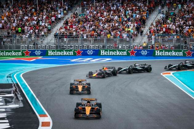 F1 - MIAMI GRAND PRIX 2025 81 PIASTRI Oscar (aus), McLaren F1 Team MCL39, 04 NORRIS Lando (gbr), McLaren F1 Team MCL39, 01 VERSTAPPEN Max (nld), Red Bull Racing RB21, action during the Formula 1 Crypto.com Miami Grand Prix 2025, 6th round of the 2025 FIA Formula One World Championship, WM, Weltmeisterschaft from May 2 to 4, 2025 on the Miami International Autodrome, in Miami Gardens, Florida, United States of America - Miami GardensUnited States  Copyright: xXavixBonillax