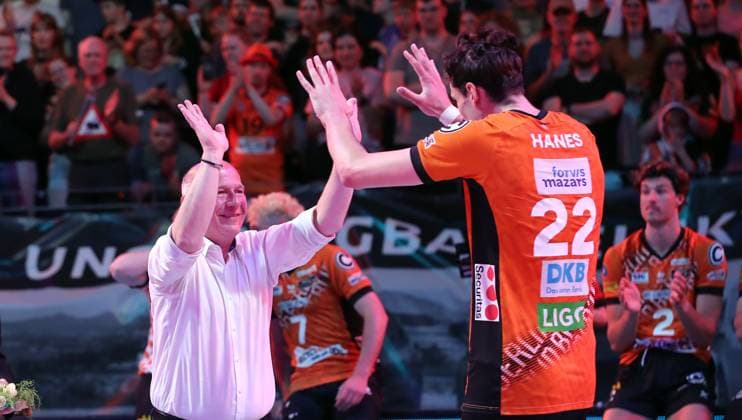 Bürgermeister Kai Wegener gratuliert Jake Hanes, Mannschaft der Berlin Recycling Volleys sind Deutscher Meister Jubel Emotion Freude Volleyball Bundesliga Herren Play Off Finale 3. Spiel Saison 2024 2025 03.05.2025 BR Volleys Berlin BRV vs SVG Lüneburg