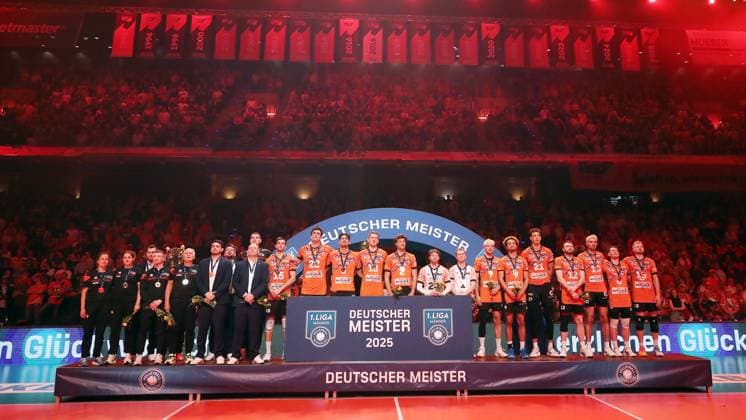 Mannschaft der Berlin Recycling Volleys sind Deutscher Meister Jubel Emotion Freude Volleyball Bundesliga Herren Play Off Finale 3. Spiel Saison 2024 2025 03.05.2025 BR Volleys Berlin BRV vs SVG Lüneburg