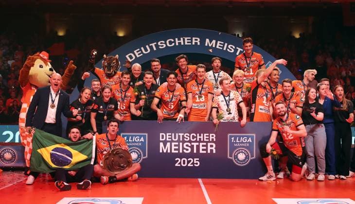 Sport Themen der Woche KW18 Sport Bilder des Tages Mannschaft der Berlin Recycling Volleys sind Deutscher Meister Jubel Emotion Freude Volleyball Bundesliga Herren Play Off Finale 3. Spiel Saison 2024 2025 03.05.2025 BR Volleys Berlin BRV vs SVG Lüneburg *** Berlin Recycling Volleys team are German champions Jubel Emotion Freude Sport Volleyball Bundesliga Herren Play Off Finale 3 Spiel Saison 2024 2025 03 05 2025 BR Volleys Berlin BRV vs SVG Lüneburg