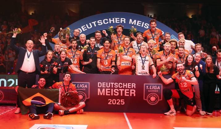 Mannschaft der Berlin Recycling Volleys sind Deutscher Meister Jubel Emotion Freude Volleyball Bundesliga Herren Play Off Finale 3. Spiel Saison 2024 2025 03.05.2025 BR Volleys Berlin BRV vs SVG Lüneburg