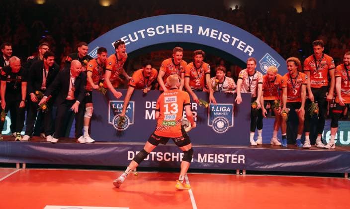 Ruben Schott mit Meisterschale, Mannschaft der Berlin Recycling Volleys sind Deutscher Meister Jubel Emotion Freude Volleyball Bundesliga Herren Play Off Finale 3. Spiel Saison 2024 2025 03.05.2025 BR Volleys Berlin BRV vs SVG Lüneburg