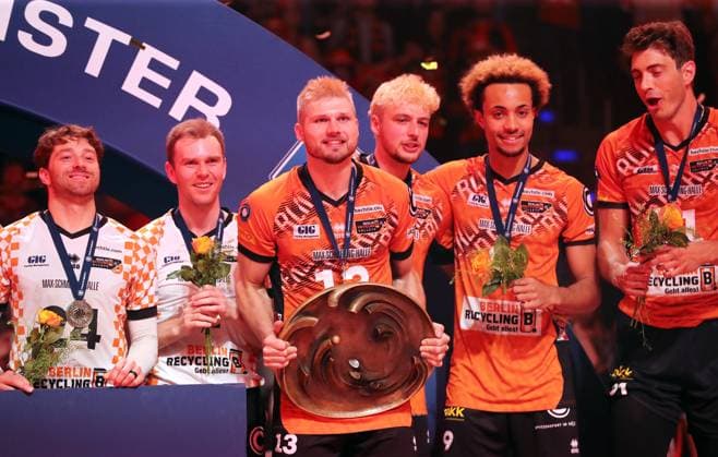 Ruben Schott mit Meisterschale, Mannschaft der Berlin Recycling Volleys sind Deutscher Meister Jubel Emotion Freude Volleyball Bundesliga Herren Play Off Finale 3. Spiel Saison 2024 2025 03.05.2025 BR Volleys Berlin BRV vs SVG Lüneburg