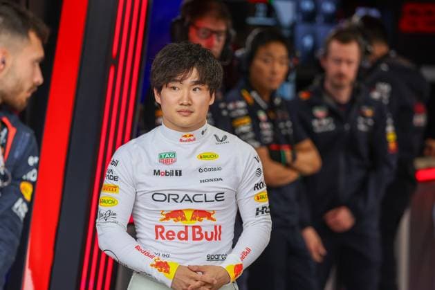 Yuki Tsunoda(Oracle Red Bull Racing) in der Box vor dem Sprint, Grosser Preis von Miami, Motorsport, Herren, Formel 1, Sprint, 03.05.2025 Miami Florida USA