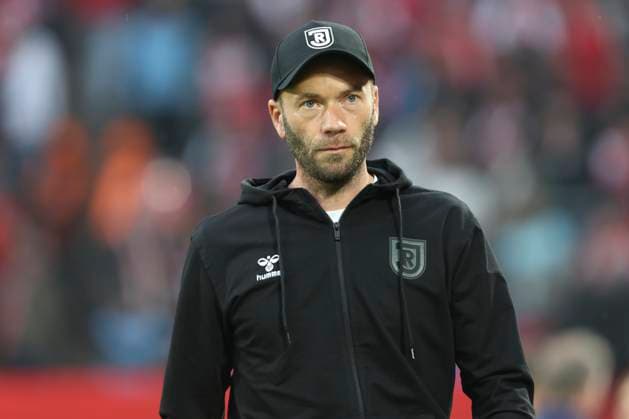 Trainer Andreas Patz (SSV Jahn Regensburg) schaut waehrend des Spiels der 2. Bundesliga zwischen 1. FC Köln und Jahn Regensburg im RheinEnergieStadion am 03. May 2025 in Köln, Deutschland. (Foto von Oliver Kaelke DeFodi Images) +++ Trainer Andreas Patz (SSV Jahn Regensburg) looks on during the 2. Bundesliga match between 1. FC Köln and Jahn Regensburg at RheinEnergieStadion on May 3, 2025 in Cologne, Germany. (Photo by Oliver Kaelke DeFodi Images) DFB DFL REGULATIONS PROHIBIT ANY USE OF PHOTOGRAPHS AS IMAGE SEQUENCES AND OR QUASI-VIDEO. (Photo by Oliver Kaelke DeFodi Images)