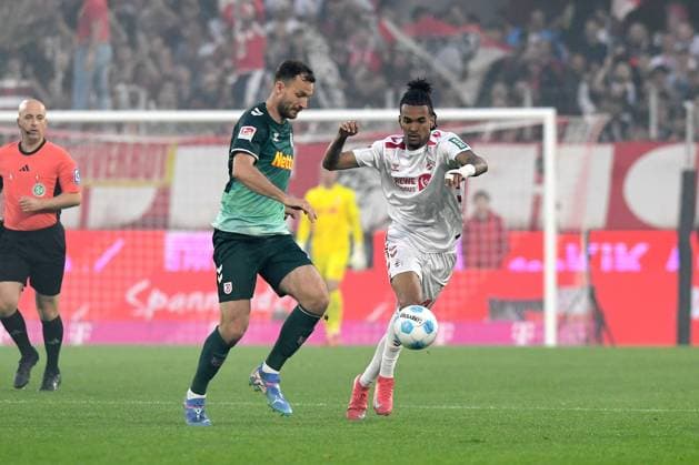 Florian Ballas (Jahn Regensburg) und Damion Downs (1. FC Koeln) im Zweikampf waehrend des Spiels der 2. Bundesliga zwischen 1. FC Köln und Jahn Regensburg im RheinEnergieStadion am 03. May 2025 in Köln, Deutschland. (Foto von Ralf Treese DeFodi Images) +++ Florian Ballas (Jahn Regensburg) und Damion Downs (1. FC Koeln) battle for the ball during the 2. Bundesliga match between 1. FC Köln and Jahn Regensburg at RheinEnergieStadion on May 3, 2025 in Cologne, Germany. (Photo by Ralf Treese DeFodi Images) DFB DFL REGULATIONS PROHIBIT ANY USE OF PHOTOGRAPHS AS IMAGE SEQUENCES AND OR QUASI-VIDEO. (Photo by Ralf Treese DeFodi Images)