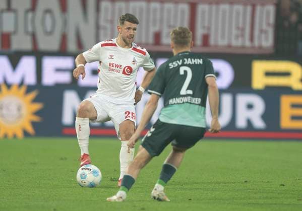 Zweikampf zwischen: Jan Thielmann (1. FC Koeln, 29) und Tim Handwerker (SSV Jahn Regensburg, 2) 1. FC Köln - SSV Jahn Regensburg, 03.05.2025 Fussball, 2. Bundesliga, RheinEnergieStadion Köln DFL regulations prohibit any use of photographs as image sequences and or quasi-video.