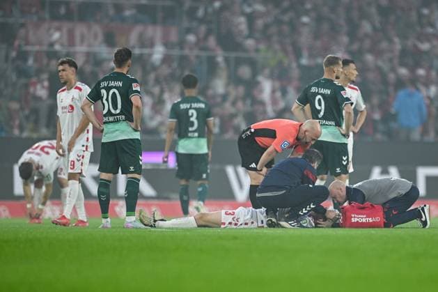 03.05.2025, Fussball, 2. Bundesliga, 32. Spieltag Saison 2024 2025, 1.FC Köln - Jahn Regensburg, Dominique Heintz (1. FC Köln) liegt am Boden. xRHR-FOTO TKx