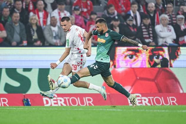 03.05.2025, Fussball, 2. Bundesliga, 32. Spieltag Saison 2024 2025, 1.FC Köln - Jahn Regensburg, Tim Lemperle (1. FC Köln), Robin Ziegele (SSV Jahn Regensburg) xRHR-FOTO TKx
