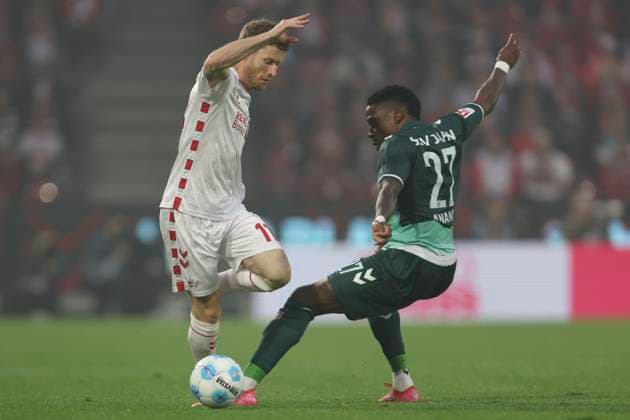 Florian Kainz (1. FC Koeln) und Frederic Ananou (SSV Jahn Regensburg) im Zweikampf waehrend des Spiels der 2. Bundesliga zwischen 1. FC Köln und Jahn Regensburg im RheinEnergieStadion am 03. May 2025 in Köln, Deutschland. (Foto von Oliver Kaelke DeFodi Images) +++ Florian Kainz (1. FC Koeln) und Frederic Ananou (SSV Jahn Regensburg) battle for the ball during the 2. Bundesliga match between 1. FC Köln and Jahn Regensburg at RheinEnergieStadion on May 3, 2025 in Cologne, Germany. (Photo by Oliver Kaelke DeFodi Images) DFB DFL REGULATIONS PROHIBIT ANY USE OF PHOTOGRAPHS AS IMAGE SEQUENCES AND OR QUASI-VIDEO. (Photo by Oliver Kaelke DeFodi Images)