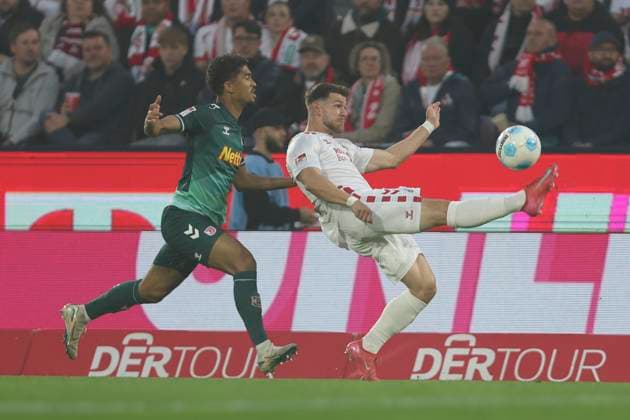 Bryan Hein (SSV Jahn Regensburg) und Jan Thielmann (1. FC Koeln) im Zweikampf waehrend des Spiels der 2. Bundesliga zwischen 1. FC Köln und Jahn Regensburg im RheinEnergieStadion am 03. May 2025 in Köln, Deutschland. (Foto von Oliver Kaelke DeFodi Images) +++ Bryan Hein (SSV Jahn Regensburg) und Jan Thielmann (1. FC Koeln) battle for the ball during the 2. Bundesliga match between 1. FC Köln and Jahn Regensburg at RheinEnergieStadion on May 3, 2025 in Cologne, Germany. (Photo by Oliver Kaelke DeFodi Images) DFB DFL REGULATIONS PROHIBIT ANY USE OF PHOTOGRAPHS AS IMAGE SEQUENCES AND OR QUASI-VIDEO. (Photo by Oliver Kaelke DeFodi Images)