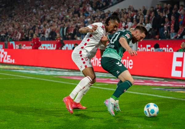 Zweikampf zwischen:Damion Downs (1. FC Koeln, 42) und Christian Kuehlwetter (SSV Jahn Regensburg, 30) 1. FC Köln - SSV Jahn Regensburg, 03.05.2025 Fussball, 2. Bundesliga, RheinEnergieStadion Köln DFL regulations prohibit any use of photographs as image sequences and or quasi-video.
