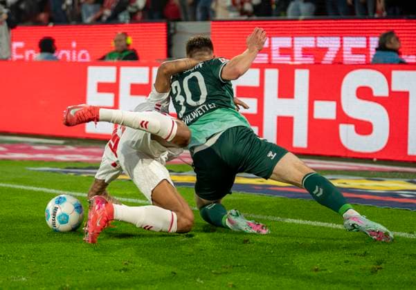 Zweikampf zwischen:Damion Downs (1. FC Koeln, 42) und Christian Kuehlwetter (SSV Jahn Regensburg, 30) 1. FC Köln - SSV Jahn Regensburg, 03.05.2025 Fussball, 2. Bundesliga, RheinEnergieStadion Köln DFL regulations prohibit any use of photographs as image sequences and or quasi-video.
