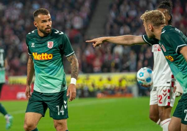 Robin Ziegele (SSV Jahn Regensburg, 14) diskutiert lautstark mit seinem Mitspieler Tim Handwerker (SSV Jahn Regensburg, 2) 1. FC Köln - SSV Jahn Regensburg, 03.05.2025 Fussball, 2. Bundesliga, RheinEnergieStadion Köln DFL regulations prohibit any use of photographs as image sequences and or quasi-video.
