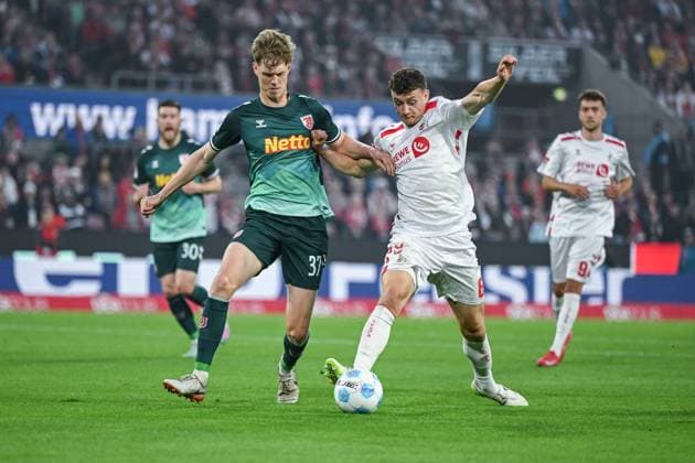 03.05.2025, Fussball, 2. Bundesliga, 32. Spieltag Saison 2024 2025, 1.FC Köln - Jahn Regensburg, Leopold Wurm (SSV Jahn Regensburg), Eric Martel (1. FC Köln) xRHR-FOTO TKx