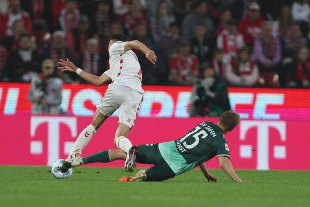 Dejan Ljubicic (1. FC Koeln) und Sebastian Ernst (SSV Jahn Regensburg) im Zweikampf waehrend des Spiels der 2. Bundesliga zwischen 1. FC Köln und Jahn Regensburg im RheinEnergieStadion am 03. May 2025 in Köln, Deutschland. (Foto von Oliver Kaelke DeFodi Images) +++ Dejan Ljubicic (1. FC Koeln) und Sebastian Ernst (SSV Jahn Regensburg) battle for the ball during the 2. Bundesliga match between 1. FC Köln and Jahn Regensburg at RheinEnergieStadion on May 3, 2025 in Cologne, Germany. (Photo by Oliver Kaelke DeFodi Images) DFB DFL REGULATIONS PROHIBIT ANY USE OF PHOTOGRAPHS AS IMAGE SEQUENCES AND OR QUASI-VIDEO. (Photo by Oliver Kaelke DeFodi Images)