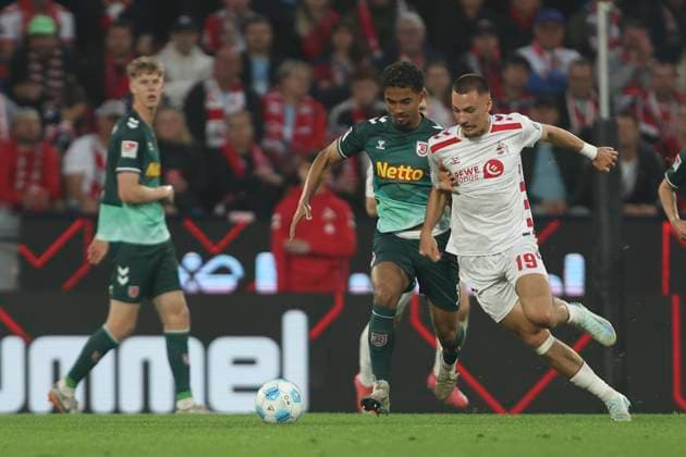 Bryan Hein (SSV Jahn Regensburg) und Tim Lemperle (1. FC Koeln) im Zweikampf waehrend des Spiels der 2. Bundesliga zwischen 1. FC Köln und Jahn Regensburg im RheinEnergieStadion am 03. May 2025 in Köln, Deutschland. (Foto von Oliver Kaelke DeFodi Images) +++ Bryan Hein (SSV Jahn Regensburg) und Tim Lemperle (1. FC Koeln) battle for the ball during the 2. Bundesliga match between 1. FC Köln and Jahn Regensburg at RheinEnergieStadion on May 3, 2025 in Cologne, Germany. (Photo by Oliver Kaelke DeFodi Images) DFB DFL REGULATIONS PROHIBIT ANY USE OF PHOTOGRAPHS AS IMAGE SEQUENCES AND OR QUASI-VIDEO. (Photo by Oliver Kaelke DeFodi Images)