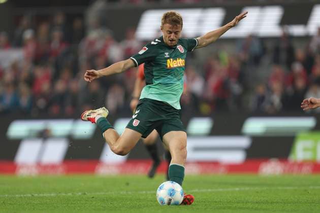 Sebastian Ernst (SSV Jahn Regensburg) in Aktion, am Ball, Einzelaktion waehrend des Spiels der 2. Bundesliga zwischen 1. FC Köln und Jahn Regensburg im RheinEnergieStadion am 03. May 2025 in Köln, Deutschland. (Foto von Oliver Kaelke DeFodi Images) +++ Sebastian Ernst (SSV Jahn Regensburg) controls the ball during the 2. Bundesliga match between 1. FC Köln and Jahn Regensburg at RheinEnergieStadion on May 3, 2025 in Cologne, Germany. (Photo by Oliver Kaelke DeFodi Images) DFB DFL REGULATIONS PROHIBIT ANY USE OF PHOTOGRAPHS AS IMAGE SEQUENCES AND OR QUASI-VIDEO. (Photo by Oliver Kaelke DeFodi Images)