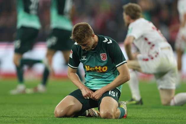 Sebastian Ernst (SSV Jahn Regensburg) ist enttaeuscht waehrend des Spiels der 2. Bundesliga zwischen 1. FC Köln und Jahn Regensburg im RheinEnergieStadion am 03. May 2025 in Köln, Deutschland. (Foto von Oliver Kaelke DeFodi Images) +++ Sebastian Ernst (SSV Jahn Regensburg) looks dejected during the 2. Bundesliga match between 1. FC Köln and Jahn Regensburg at RheinEnergieStadion on May 3, 2025 in Cologne, Germany. (Photo by Oliver Kaelke DeFodi Images) DFB DFL REGULATIONS PROHIBIT ANY USE OF PHOTOGRAPHS AS IMAGE SEQUENCES AND OR QUASI-VIDEO. (Photo by Oliver Kaelke DeFodi Images)