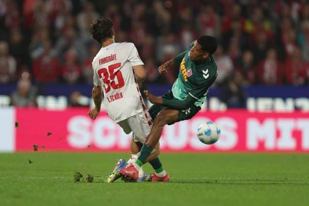 Max Finkgraefe (1. FC Koeln) und Noah Ganaus (SSV Jahn Regensburg) im Zweikampf waehrend des Spiels der 2. Bundesliga zwischen 1. FC Köln und Jahn Regensburg im RheinEnergieStadion am 03. May 2025 in Köln, Deutschland. (Foto von Oliver Kaelke DeFodi Images) +++ Max Finkgraefe (1. FC Koeln) und Noah Ganaus (SSV Jahn Regensburg) battle for the ball during the 2. Bundesliga match between 1. FC Köln and Jahn Regensburg at RheinEnergieStadion on May 3, 2025 in Cologne, Germany. (Photo by Oliver Kaelke DeFodi Images) DFB DFL REGULATIONS PROHIBIT ANY USE OF PHOTOGRAPHS AS IMAGE SEQUENCES AND OR QUASI-VIDEO. (Photo by Oliver Kaelke DeFodi Images)