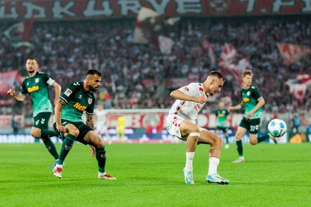 2. Fußball Bundesliga: 1. FC Köln - SSV Jahn Regensburg; 03.05.2025 Zweikampf Robin Ziegele (SSV Jahn Regensburg, 14), Tim Lemperle (1. FC Köln, 19) 2. Fußball Bundesliga, 1. FC Köln - SSV Jahn Regensburg, Köln, Rheinenergiestadion am 03.05.2025 DFL REGULATIONS PROHIBIT ANY USE OF PHOTOGRAPHS AS IMAGE SEQUENCES AND OR QUASI-VIDEO.