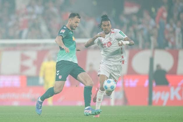 2. Fußball Bundesliga: 1. FC Köln - SSV Jahn Regensburg; 03.05.2025 Zweikampf Florian Ballas (SSV Jahn Regensburg, 4), Damion Downs (1. FC Köln, 42) 2. Fußball Bundesliga, 1. FC Köln - SSV Jahn Regensburg, Köln, Rheinenergiestadion am 03.05.2025 DFL REGULATIONS PROHIBIT ANY USE OF PHOTOGRAPHS AS IMAGE SEQUENCES AND OR QUASI-VIDEO.