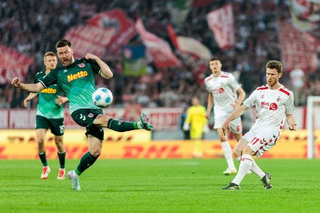 2. Fußball Bundesliga: 1. FC Köln - SSV Jahn Regensburg; 03.05.2025 Zweikampf Christian Kühlwetter (SSV Jahn Regensburg, 30), Florian Kainz (1. FC Köln, 11) 2. Fußball Bundesliga, 1. FC Köln - SSV Jahn Regensburg, Köln, Rheinenergiestadion am 03.05.2025 DFL REGULATIONS PROHIBIT ANY USE OF PHOTOGRAPHS AS IMAGE SEQUENCES AND OR QUASI-VIDEO.