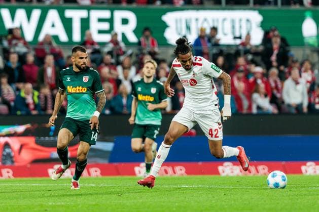 2. Fußball Bundesliga: 1. FC Köln - SSV Jahn Regensburg; 03.05.2025 Zweikampf Robin Ziegele (SSV Jahn Regensburg, 14), Damion Downs (1. FC Köln, 42) 2. Fußball Bundesliga, 1. FC Köln - SSV Jahn Regensburg, Köln, Rheinenergiestadion am 03.05.2025 DFL REGULATIONS PROHIBIT ANY USE OF PHOTOGRAPHS AS IMAGE SEQUENCES AND OR QUASI-VIDEO.