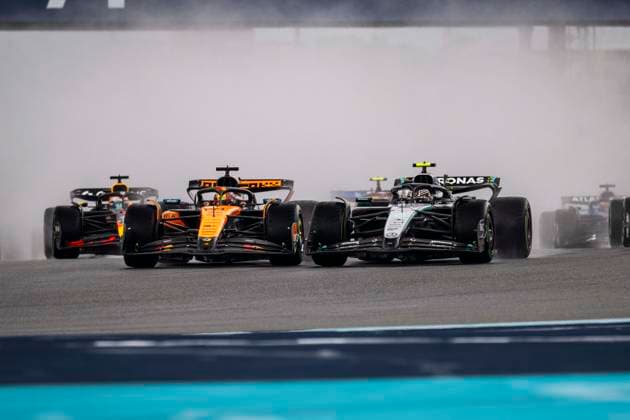 F1 - MIAMI GRAND PRIX 2025 81 PIASTRI Oscar (aus), McLaren F1 Team MCL39, 12 KIMI ANTONELLI Andrea (ita), Mercedes AMG F1 Team W16, action during start of the race, sprint race during the Formula 1 Crypto.com Miami Grand Prix 2025, 6th round of the 2025 FIA Formula One World Championship, WM, Weltmeisterschaft from May 2 to 4, 2025 on the Miami International Autodrome, in Miami Gardens, Florida, United States of America - Miami GardensUnited States  Copyright: xCharlyxLopezx