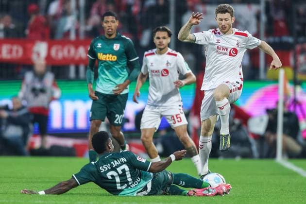 Fußball 2. Bundesliga 32. Spieltag 1. FC Köln - SSV Jahn Regensburg am 03.05.2025 im RheinEnergieStadion in Köln Frederic Ananou ( Regensburg ), vorne - Florian Kainz ( Köln ), hinten DFL regulations prohibit any use of photographs as image sequences and or quasi-video.