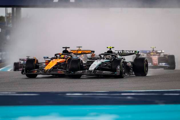 F1 - MIAMI GRAND PRIX 2025 81 PIASTRI Oscar (aus), McLaren F1 Team MCL39, 12 KIMI ANTONELLI Andrea (ita), Mercedes AMG F1 Team W16, action during start of the race, sprint race during the Formula 1 Crypto.com Miami Grand Prix 2025, 6th round of the 2025 FIA Formula One World Championship, WM, Weltmeisterschaft from May 2 to 4, 2025 on the Miami International Autodrome, in Miami Gardens, Florida, United States of America - Miami GardensUnited States  Copyright: xCharlyxLopezx
