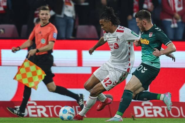 Fußball 2. Bundesliga 32. Spieltag 1. FC Köln - SSV Jahn Regensburg am 03.05.2025 im RheinEnergieStadion in Köln Damion Downs ( Köln ), links - Christian Kühlwetter ( Regensburg ), rechts DFL regulations prohibit any use of photographs as image sequences and or quasi-video.