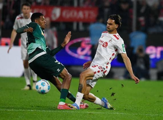 03.05.2025, xophax, Fussball 2.Bundesliga 1.FC Köln gegen Jahn Regensburg V.l.n.rechts Frederic Ananou ( Jahn Regensburg) und Max Finkgräfe ( 1.FC Köln ) (DFL DFB REGULATIONS PROHIBIT ANY USE OF PHOTOGRAPHS as IMAGE SEQUENCES and or QUASI-VIDEO) Köln