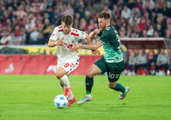 Zweikampf zwischen: Jan Thielmann (1. FC Koeln, 29) und Christian Kuehlwetter (SSV Jahn Regensburg, 30) 1. FC Köln - SSV Jahn Regensburg, 03.05.2025 Fussball, 2. Bundesliga, RheinEnergieStadion Köln DFL regulations prohibit any use of photographs as image sequences and or quasi-video.