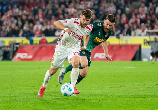 Zweikampf zwischen: Jan Thielmann (1. FC Koeln, 29) und Christian Kuehlwetter (SSV Jahn Regensburg, 30) 1. FC Köln - SSV Jahn Regensburg, 03.05.2025 Fussball, 2. Bundesliga, RheinEnergieStadion Köln DFL regulations prohibit any use of photographs as image sequences and or quasi-video.