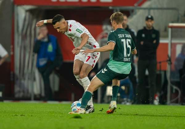 Zweikampf zwischen: Dejan Ljubicic (1.FC Koeln, 7) und Sebastian Ernst (SSV Jahn Regensburg, 15) 1. FC Köln - SSV Jahn Regensburg, 03.05.2025 Fussball, 2. Bundesliga, RheinEnergieStadion Köln DFL regulations prohibit any use of photographs as image sequences and or quasi-video.