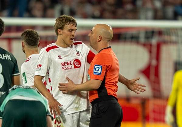 Timo Huebers (1. FC Koeln, 4) im Gespräch mit Nicolas Winter (DFB-Schiedsrichter, Hagenbach) 1. FC Köln - SSV Jahn Regensburg, 03.05.2025 Fussball, 2. Bundesliga, RheinEnergieStadion Köln DFL regulations prohibit any use of photographs as image sequences and or quasi-video.