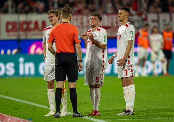 Timo Huebers (1. FC Koeln, 4), Luca Waldschmidt (1. FC Koeln, 9) und Dejan Ljubicic (1.FC Koeln, 7) stehen bei Felix Wagner (DFB-Schiedsrichter, Gloett) während Nicolas Winter (DFB-Schiedsrichter, Hagenbach) beim VAR Video Assist Videobeweis, Videobeweis, Video Assist, Video Beweis, TV Beweis steht 1. FC Köln - SSV Jahn Regensburg, 03.05.2025 Fussball, 2. Bundesliga, RheinEnergieStadion Köln DFL regulations prohibit any use of photographs as image sequences and or quasi-video.