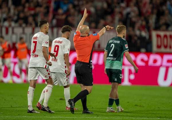 Nicolas Winter (DFB-Schiedsrichter, Hagenbach) zeigt nach Videostudium VAR Abseits an. 1. FC Köln - SSV Jahn Regensburg, 03.05.2025 Fussball, 2. Bundesliga, RheinEnergieStadion Köln DFL regulations prohibit any use of photographs as image sequences and or quasi-video.