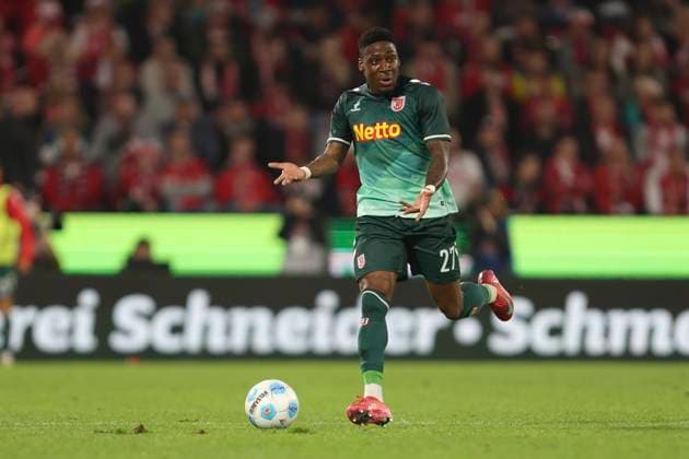 Frederic Ananou (SSV Jahn Regensburg) gestikuliert, Gestik waehrend des Spiels der 2. Bundesliga zwischen 1. FC Köln und Jahn Regensburg im RheinEnergieStadion am 03. May 2025 in Köln, Deutschland. (Foto von Oliver Kaelke DeFodi Images) +++ Frederic Ananou (SSV Jahn Regensburg) gestures during the 2. Bundesliga match between 1. FC Köln and Jahn Regensburg at RheinEnergieStadion on May 3, 2025 in Cologne, Germany. (Photo by Oliver Kaelke DeFodi Images) DFB DFL REGULATIONS PROHIBIT ANY USE OF PHOTOGRAPHS AS IMAGE SEQUENCES AND OR QUASI-VIDEO. (Photo by Oliver Kaelke DeFodi Images)