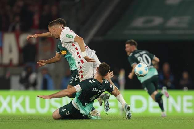 Florian Ballas (SSV Jahn Regensburg) und Tim Lemperle (1. FC Koeln) im Zweikampf waehrend des Spiels der 2. Bundesliga zwischen 1. FC Köln und Jahn Regensburg im RheinEnergieStadion am 03. May 2025 in Köln, Deutschland. (Foto von Oliver Kaelke DeFodi Images) +++ Florian Ballas (SSV Jahn Regensburg) und Tim Lemperle (1. FC Koeln) battle for the ball during the 2. Bundesliga match between 1. FC Köln and Jahn Regensburg at RheinEnergieStadion on May 3, 2025 in Cologne, Germany. (Photo by Oliver Kaelke DeFodi Images) DFB DFL REGULATIONS PROHIBIT ANY USE OF PHOTOGRAPHS AS IMAGE SEQUENCES AND OR QUASI-VIDEO. (Photo by Oliver Kaelke DeFodi Images)