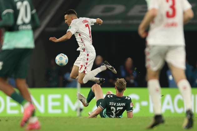 Dejan Ljubicic (1. FC Koeln) und Leopold Wurm (SSV Jahn Regensburg) im Zweikampf waehrend des Spiels der 2. Bundesliga zwischen 1. FC Köln und Jahn Regensburg im RheinEnergieStadion am 03. May 2025 in Köln, Deutschland. (Foto von Oliver Kaelke DeFodi Images) +++ Dejan Ljubicic (1. FC Koeln) und Leopold Wurm (SSV Jahn Regensburg) battle for the ball during the 2. Bundesliga match between 1. FC Köln and Jahn Regensburg at RheinEnergieStadion on May 3, 2025 in Cologne, Germany. (Photo by Oliver Kaelke DeFodi Images) DFB DFL REGULATIONS PROHIBIT ANY USE OF PHOTOGRAPHS AS IMAGE SEQUENCES AND OR QUASI-VIDEO. (Photo by Oliver Kaelke DeFodi Images)